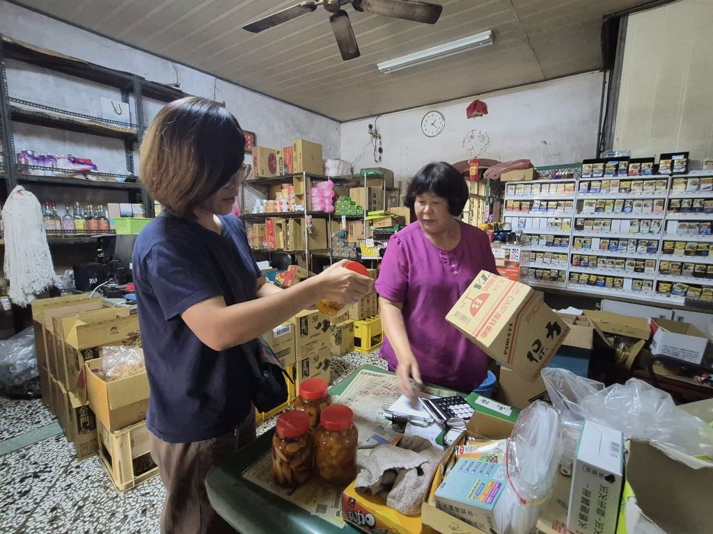 在地的雜貨店真的是尋寶的好地方啊！老闆都會親自搬出私房罐罐